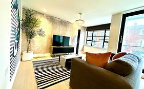 Super Modern New 2 Bedroom Apartment - Next To The Beach - Great Location - Fast Wifi - Smart Tv - Sleeps Up To 4! Close To Purbeck, Corfe Castle, Sandbanks, Poole & Bournemouth